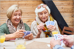 Zwei Seniorinnen beim Kartenspielen